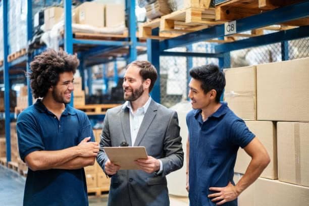 Trois collègues échangeant sur leur lieu de travail