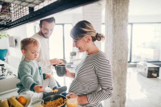 Jeune maman et son enfant dans une cuisine lumineuse