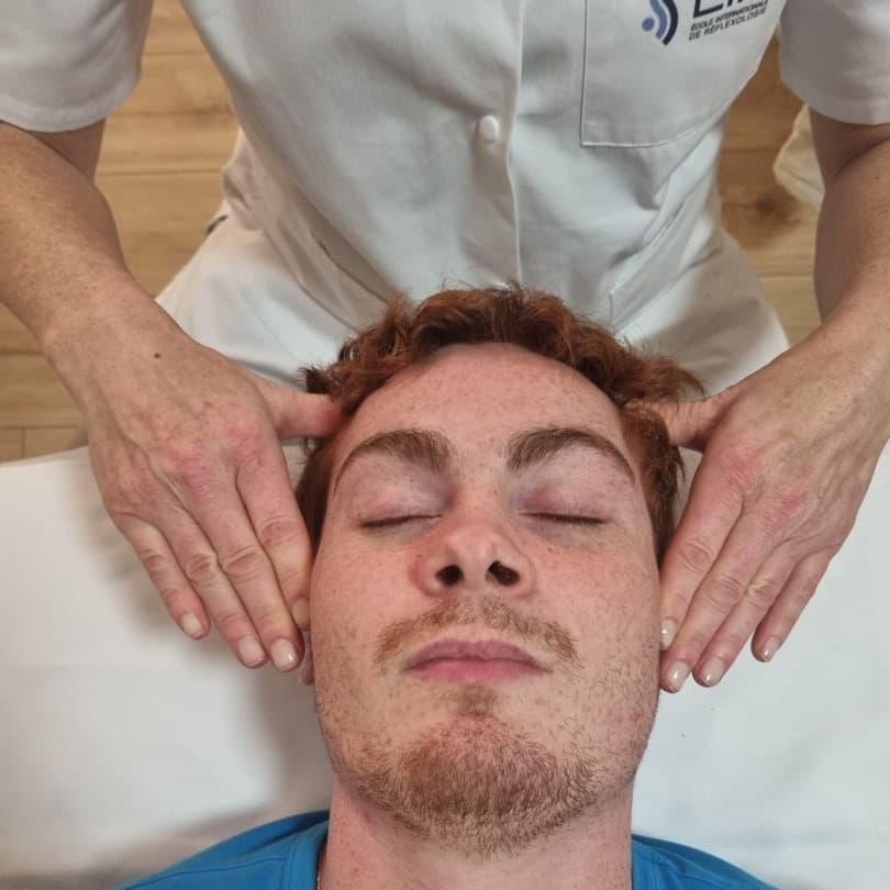 Stimulation des zones réflexes du visage