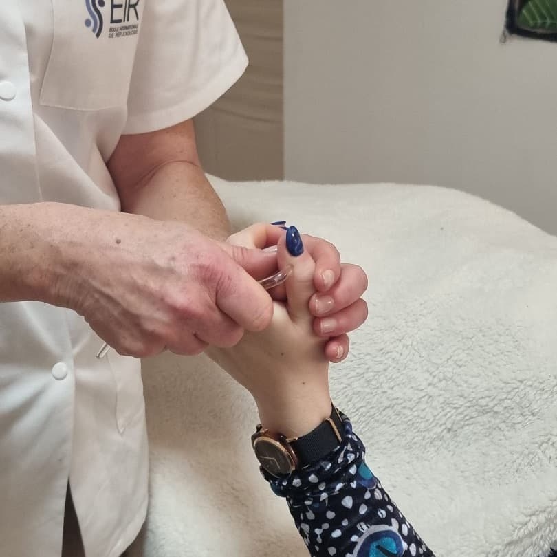 Stimulation des zones réflexes de la main